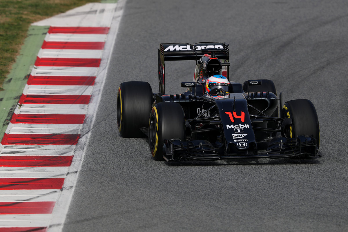 Fernando Alonso subido al MP4-31 durante los test en Barcelona (Getty)