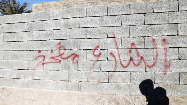 La ciudad de Baghdad se rodea de un muro de cemento para protegerse de los terroristas