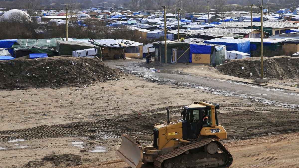 Un bulldozer en la ‘jungla’ de Calais (Foto: Reuters)