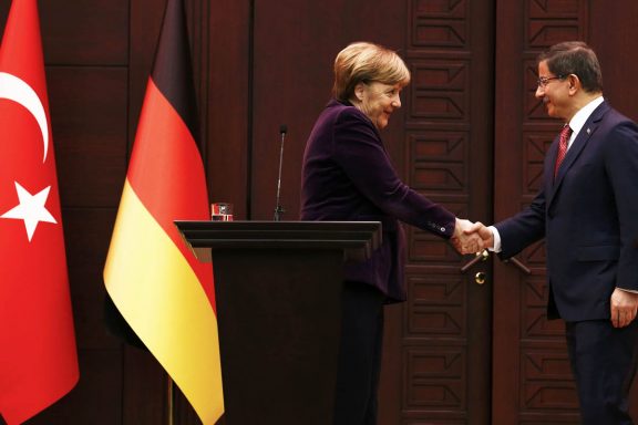 El primer ministro de Turquía Davutaglu y Angela Merkel en una imagen de archivo (Foto: Reuters)