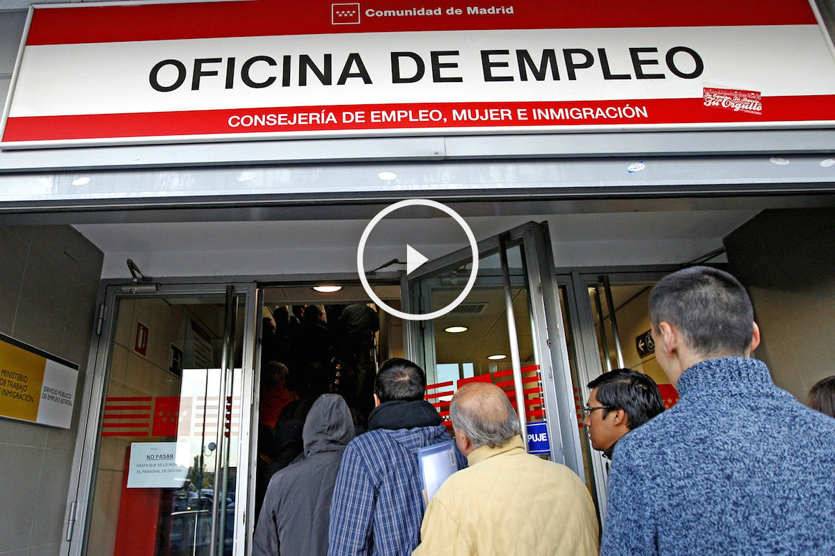 Desempleados hacen cola en una oficina de empleo (Foto: EFE)
