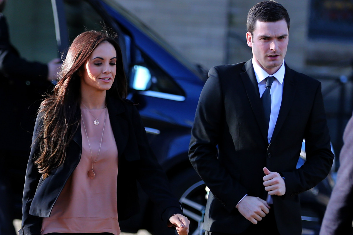 Adam Johnson y su novia, Stacey Flounders, a su llegada al tribunal. (Foto: Getty)