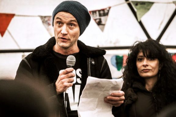 Jude Law, presente en el campo de refugiados de Calais