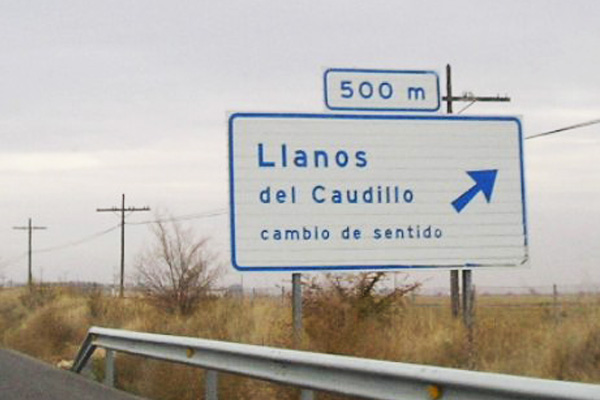 Cartel de señalización de la salida de la autovía a la población de Llanos del Caudillo.