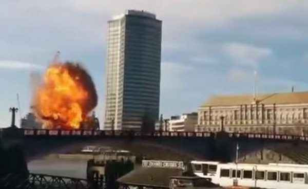 Una explosión en Londres durante el rodaje de una película de Pierce Brosnan desata el pánico