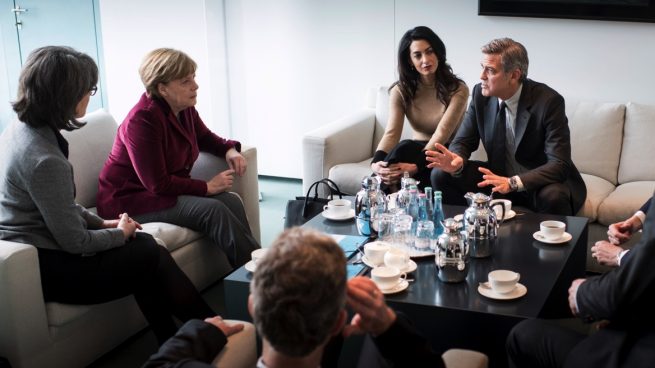 Angela Merkel y George Clooney analizan juntos la crisis de los refugiados