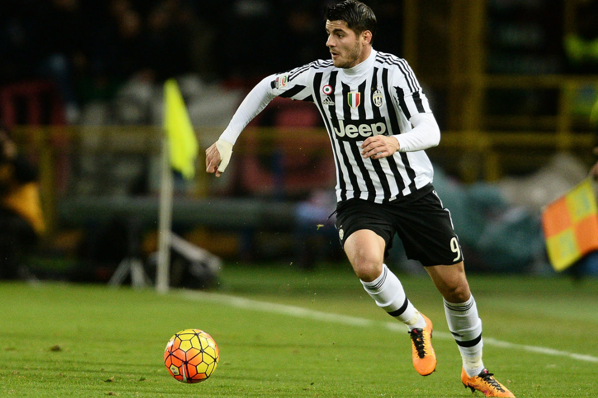 Morata conduce el balón en un partido con la Juventus. (Getty)