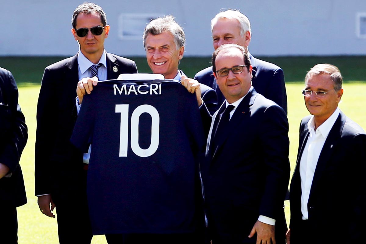 François Hollande le ha regalado a Macri una camiseta de la selección francesa con su nombre (Foto: Reuters)