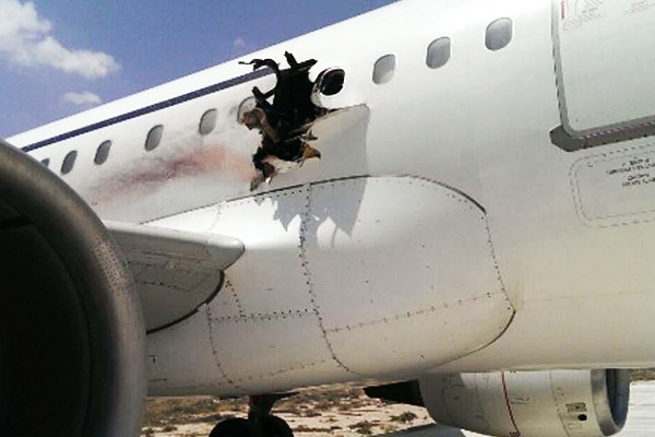 Imagen de los daños en el fuselaje del avión. (Foto: voasomali.com)