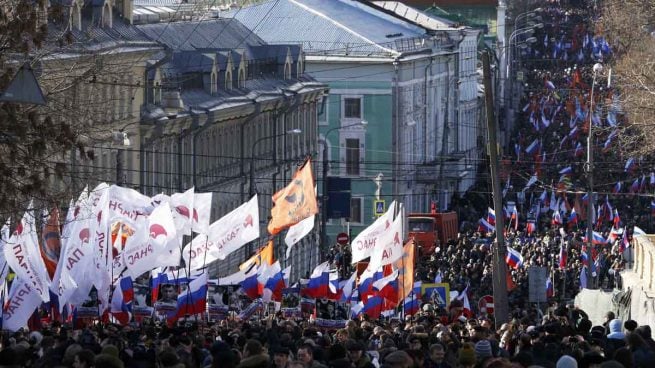 Miles de rusos marchan en el aniversario del asesinato de Nemtsov frente al Kremlin