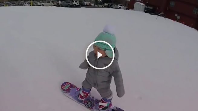 Este bebé ya hace snowboard.