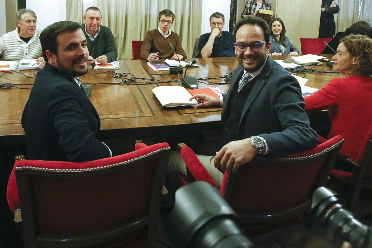 Reunión entre PSOE, Compromís, IU y Podemos. (Foto: EFE)