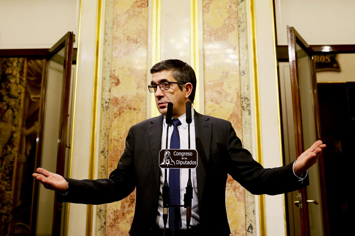 El presidente del Congreso, Patxi López, en la comparecencia para anunciar que el Rey pidió a Pedro Sánchez la formación de Gobierno. (foto: EFE)