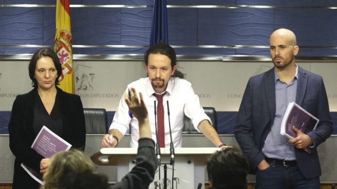 El secretario general de Podemos, Pablo Iglesias, acompañado por el portavoz económico del partido, Nacho Álvarez, y la diputada Carolina Bescansa (Foto: EFE).