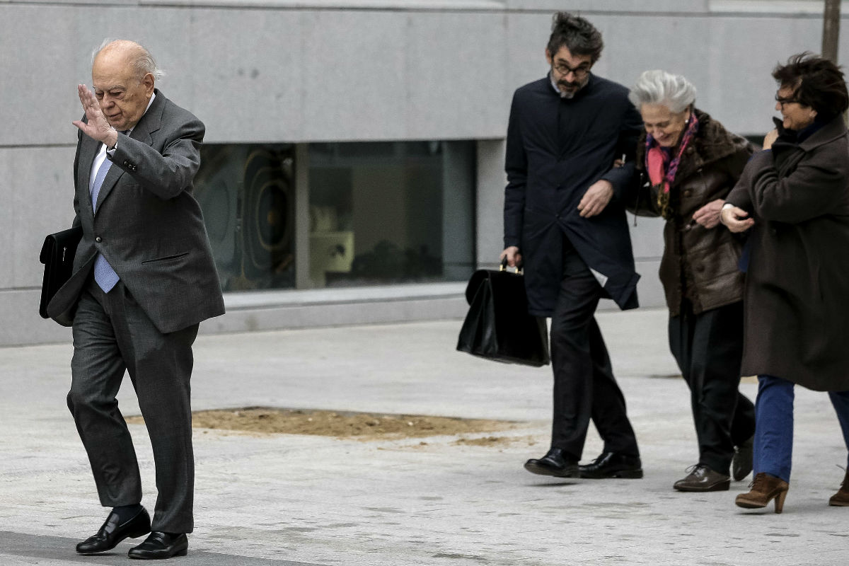 Jordi Pujol, hoy ante la Audiencia Nacional, seguido de su esposa (Foto: EFE)