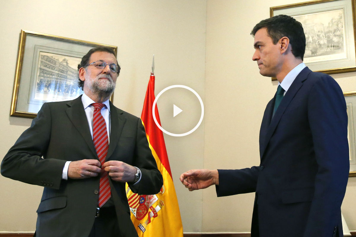 Pedro Sánchez en el momento que tiende su mano al presidente en funciones, Mariano Rajoy (FOTO:EFE)