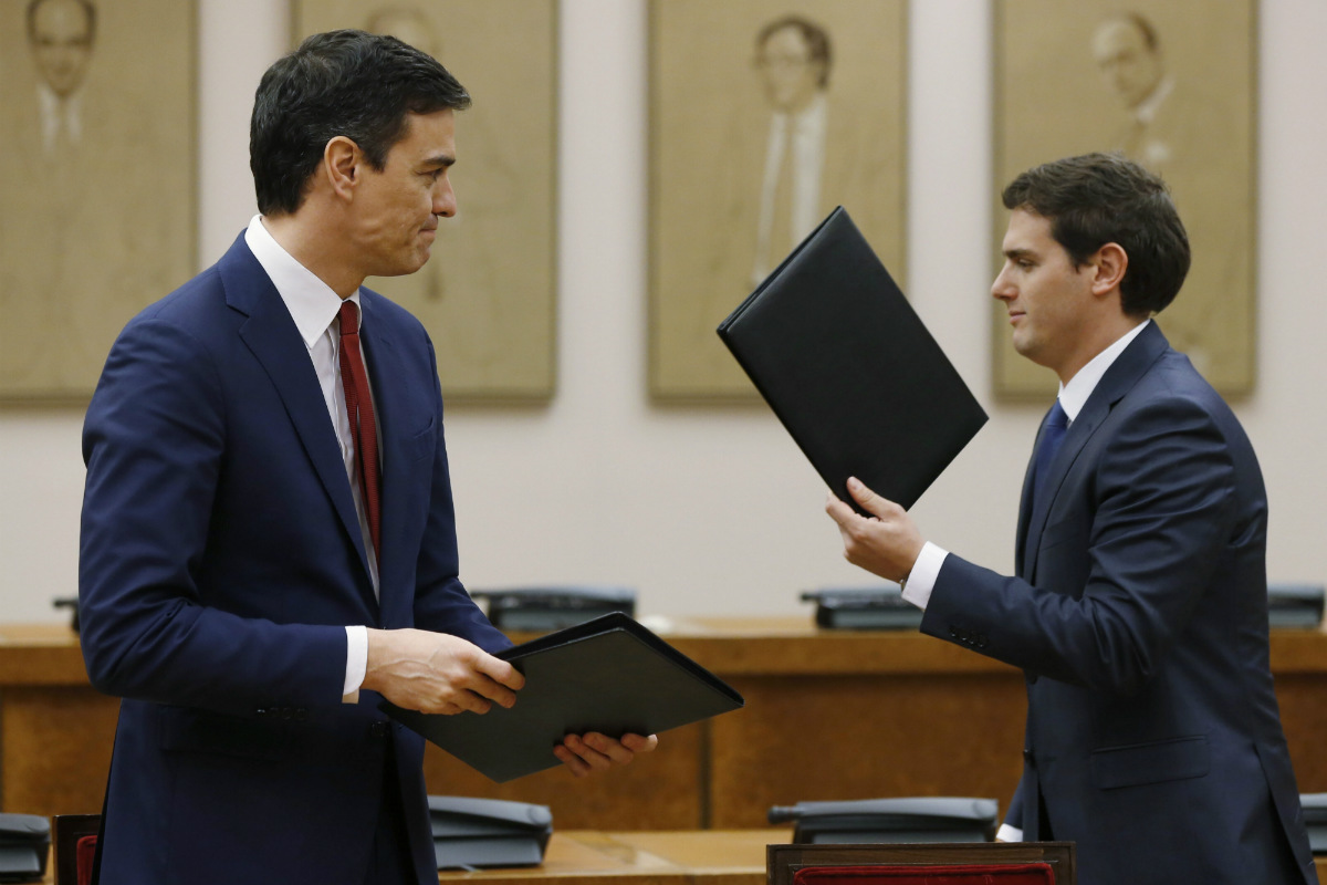 Albert Rivera y Pedro Sánchez en la firma del pacto entre ambas formaciones. (Foto:EFE)