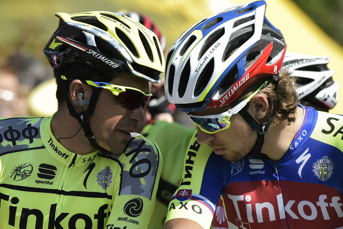 Contador dialoga con el campeón del mundo Peter Sagan, uno de los corredores de su órbita. (AFP)