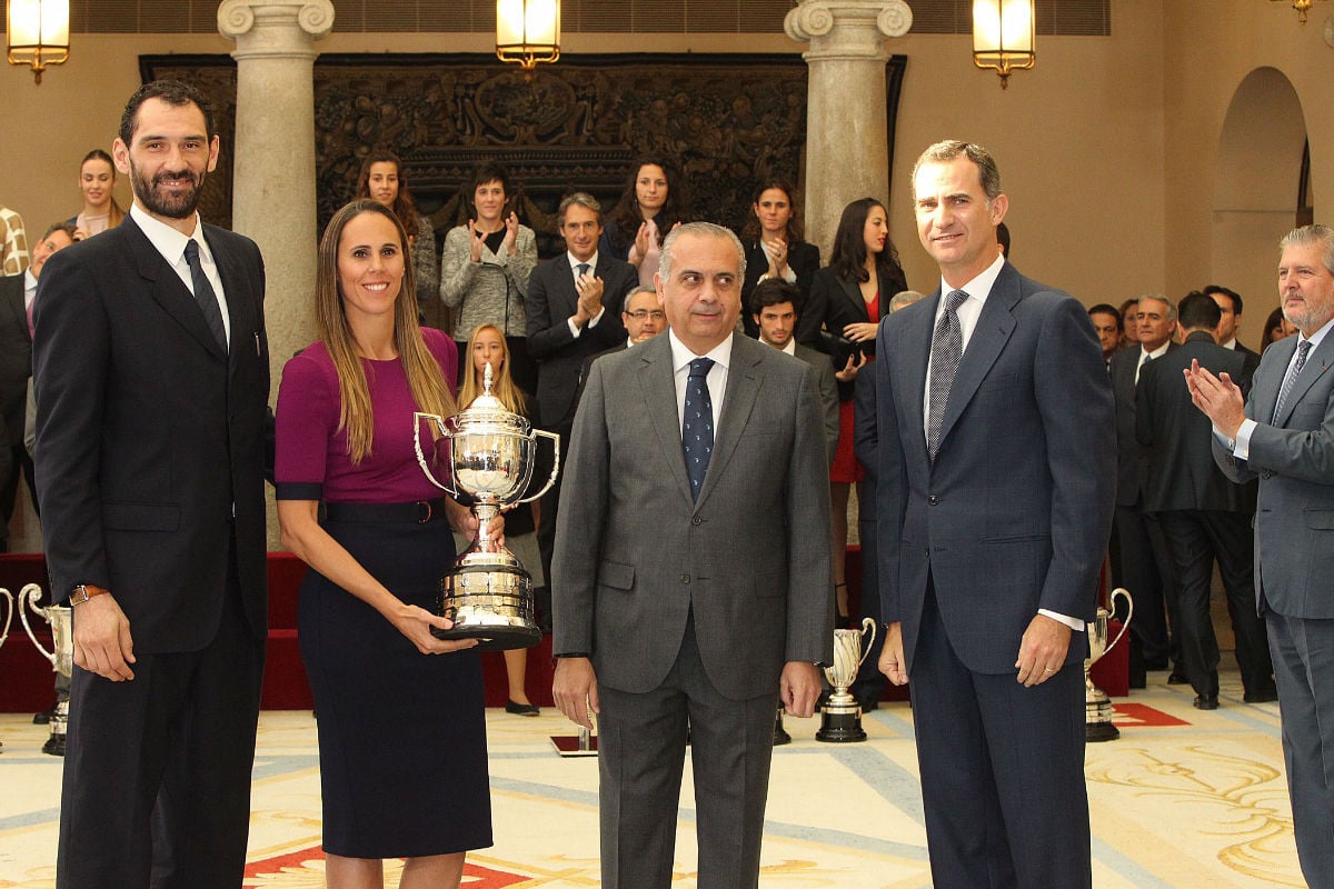 Sáez, en los Premios Nacionales del Deporte junto al Rey, Valdemoro y Garbajosa. (Alberto Nevado/FEB)