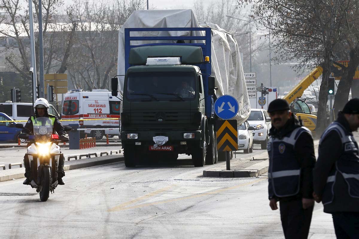 Un autobús calcinado por la explosión es retirado (Foto: Reuters)