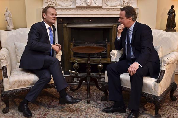 Donald Tusk, charlando con David Cameron (Foto: Reuters)
