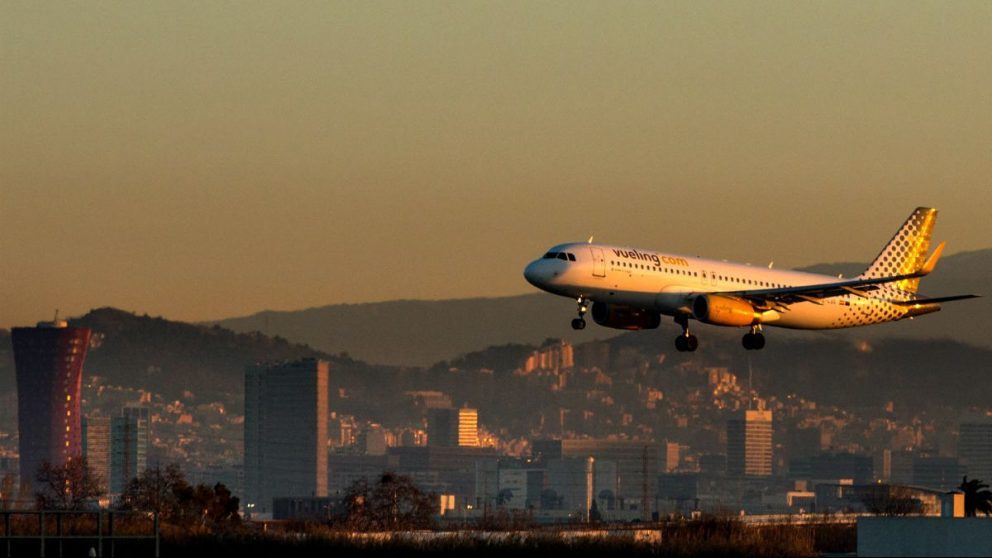Avión de Vueling aterrizando en el Aeropuerto de El Prat (Foto: GETTY).