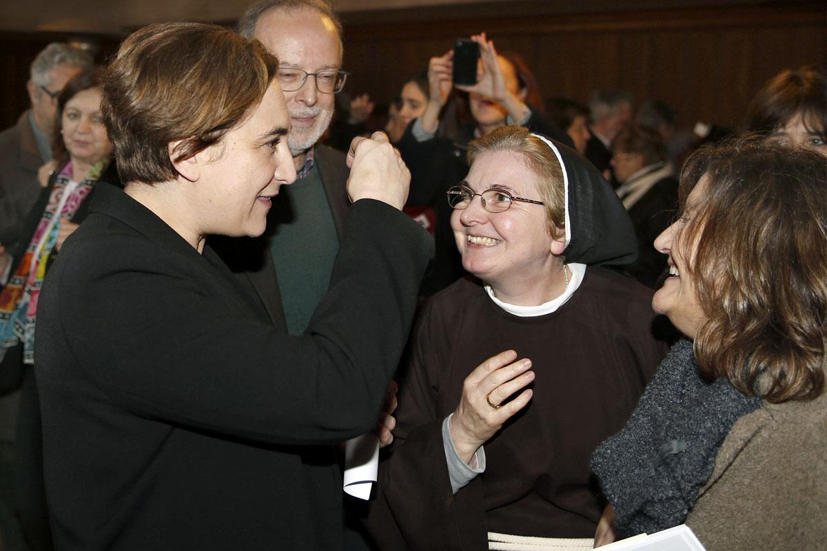 Ada Colau en la tradicional visita de la corporación municipal al Monasterio de las clarisas de Pedralbes. (Foto: EFE)