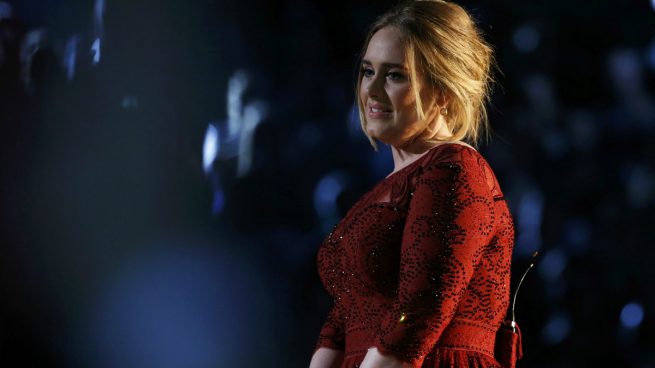 Adele, contrariada, al acabar su actuación en los Grammy. (Reuters)