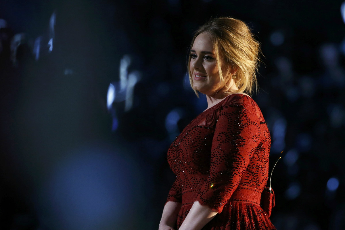 Adele, contrariada, al acabar su actuación en los Grammy. (Reuters)