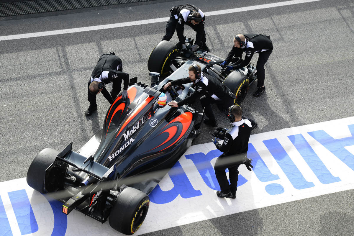 Fernando Alonso sale de boxes para rodar con el nuevo McLaren. (AFP)