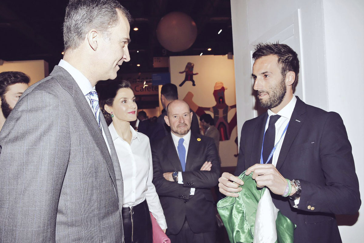 Álvaro Ojeda con los Reyes en ARCO. (Foto: Casa Real)