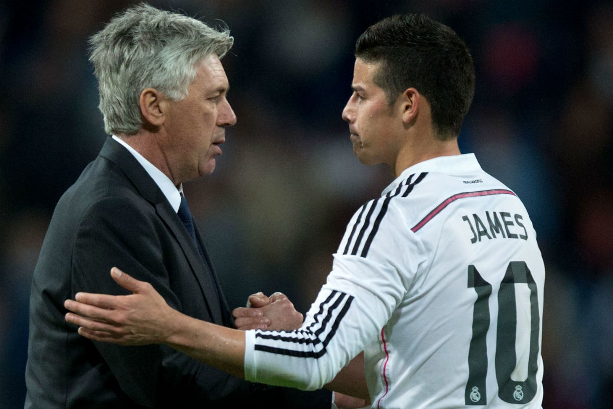 Ancelotti felicita a James Rodríguez en un partido del Real Madrid. (Getty)