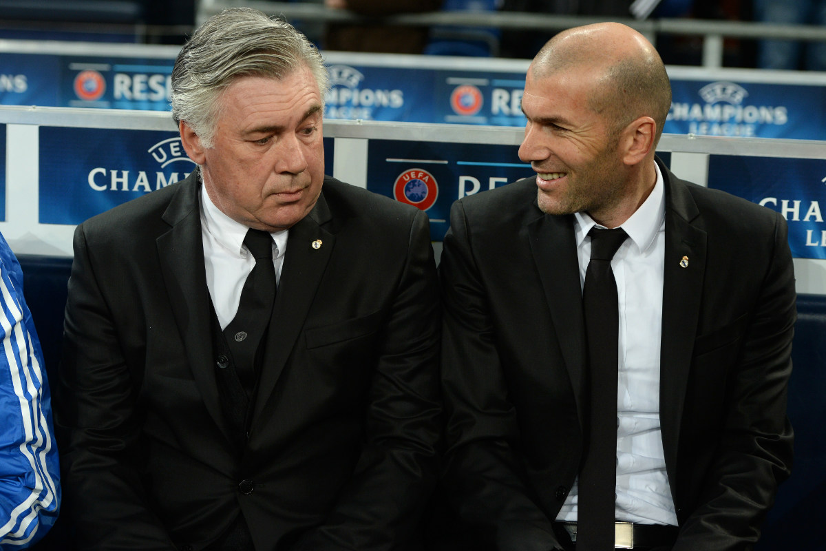 Ancelotti y Zidane durante un partido en su etapa juntos en el Madrid. (AFP)