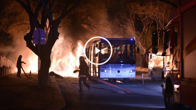 Bomberos tratan de extinguir el incendio en las calles de Ankara, tras el atentado de este miércoles. (AFP)