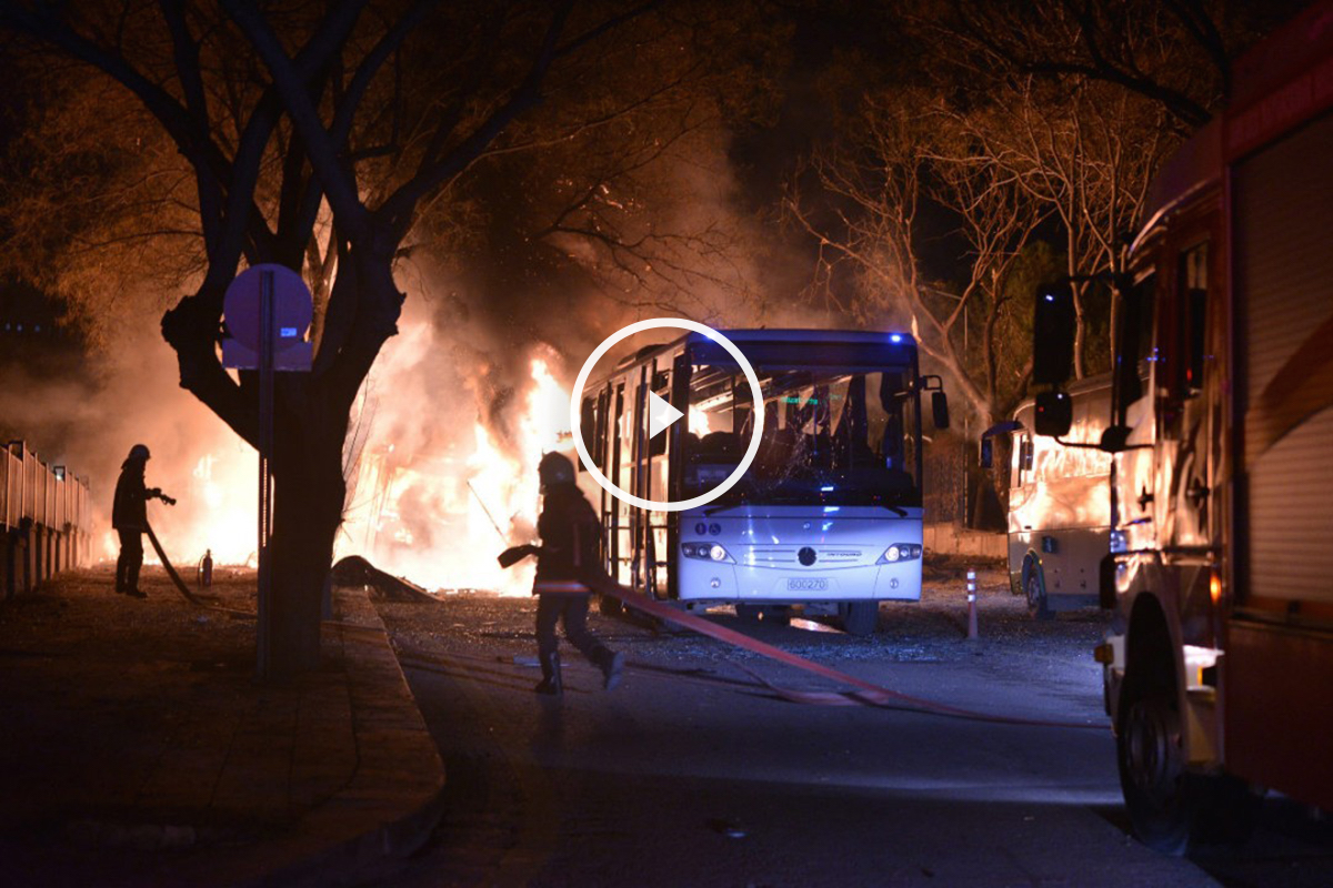 Bomberos tratan de extinguir el incendio en las calles de Ankara, tras el atentado de este miércoles. (AFP)