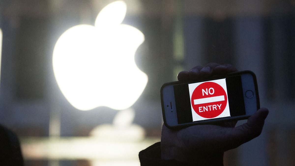 Activistas frente a las sedes de Apple. (Foto: AFP)