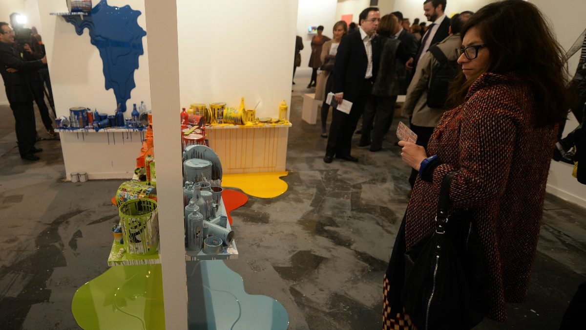 Una visitante observa una de las obras de arte expuestas en la edición de 2015 de ARCOmadrid. (Foto: Getty)