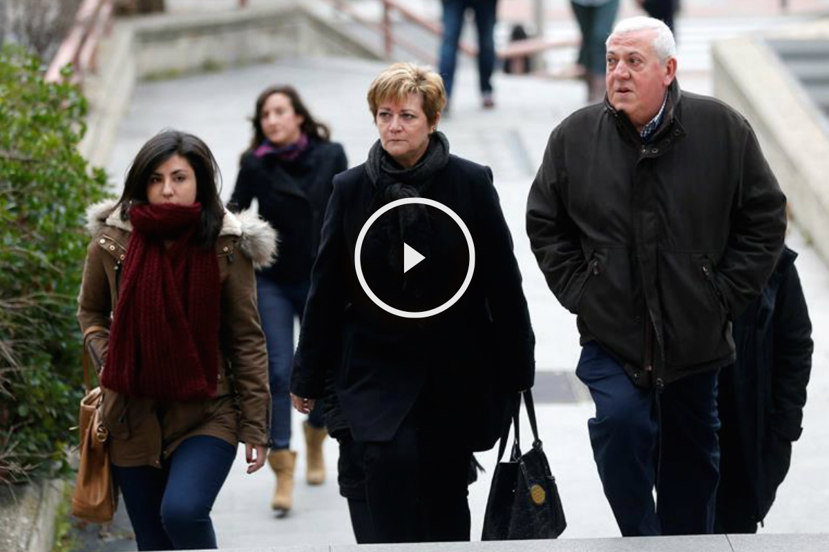 Los padres y la hermana de Cristina Arce, fallecida en el Madrid Arena, a su llegada a la sede de la Audiencia