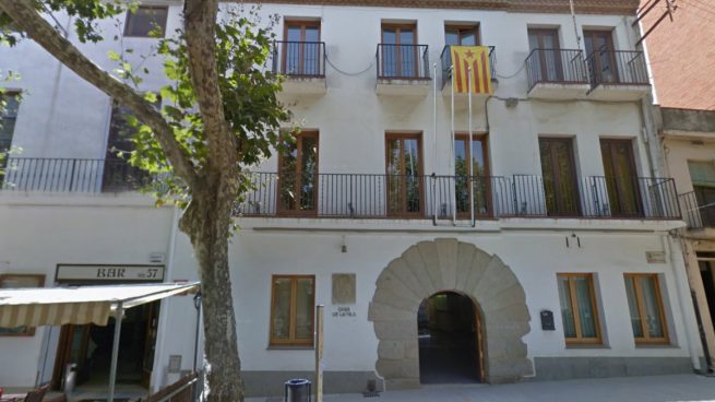 El Ayuntamiento de Arenys de Munt (Barcelona), sin banderas oficiales y con una estelada en el balcón.
