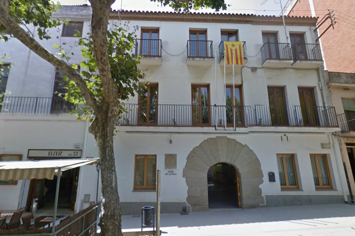 El Ayuntamiento de Arenys de Munt (Barcelona), sin banderas oficiales y con una estelada en el balcón.