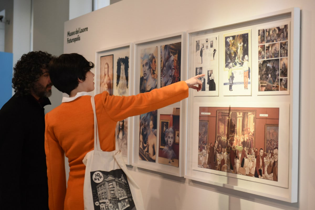 Dos visitantes descubren la relación de El Louvre parisino con el arte del cómic. (Foto: Espacio Telefónica)