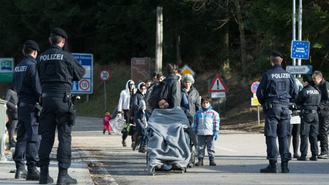 Refugiados sirios tratan de pasar una de las fronteras austriacas. (Foto: Getty)