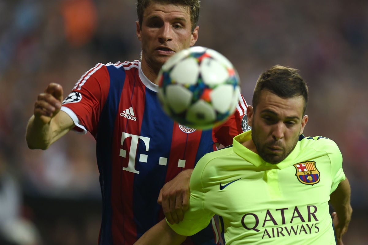 Müller y Alba disputan un balón en un Bayern-Barcelona. (AFP)