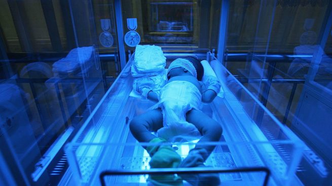 Un bebé chino revive tras pasar una noche en la cámara frigorífica de una morgue