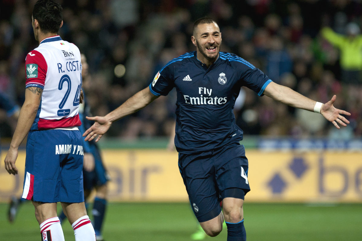 Karim Benzema celebra el gol que adelantó al Madrid en Granada. (AFP)