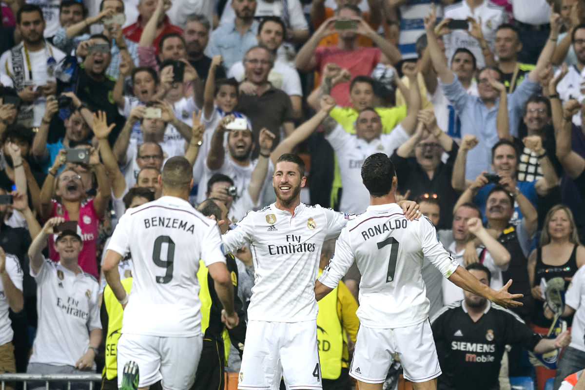 Ramos, Benzema y Cristiano celebran un gol en el Bernabéu. (AFP)