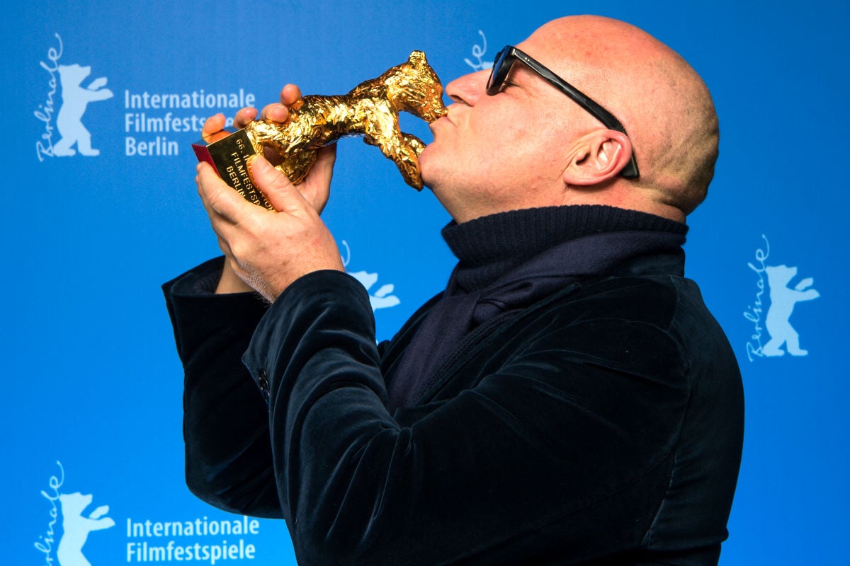 Gianfranco Rosi con el premio (Foto: Efe).