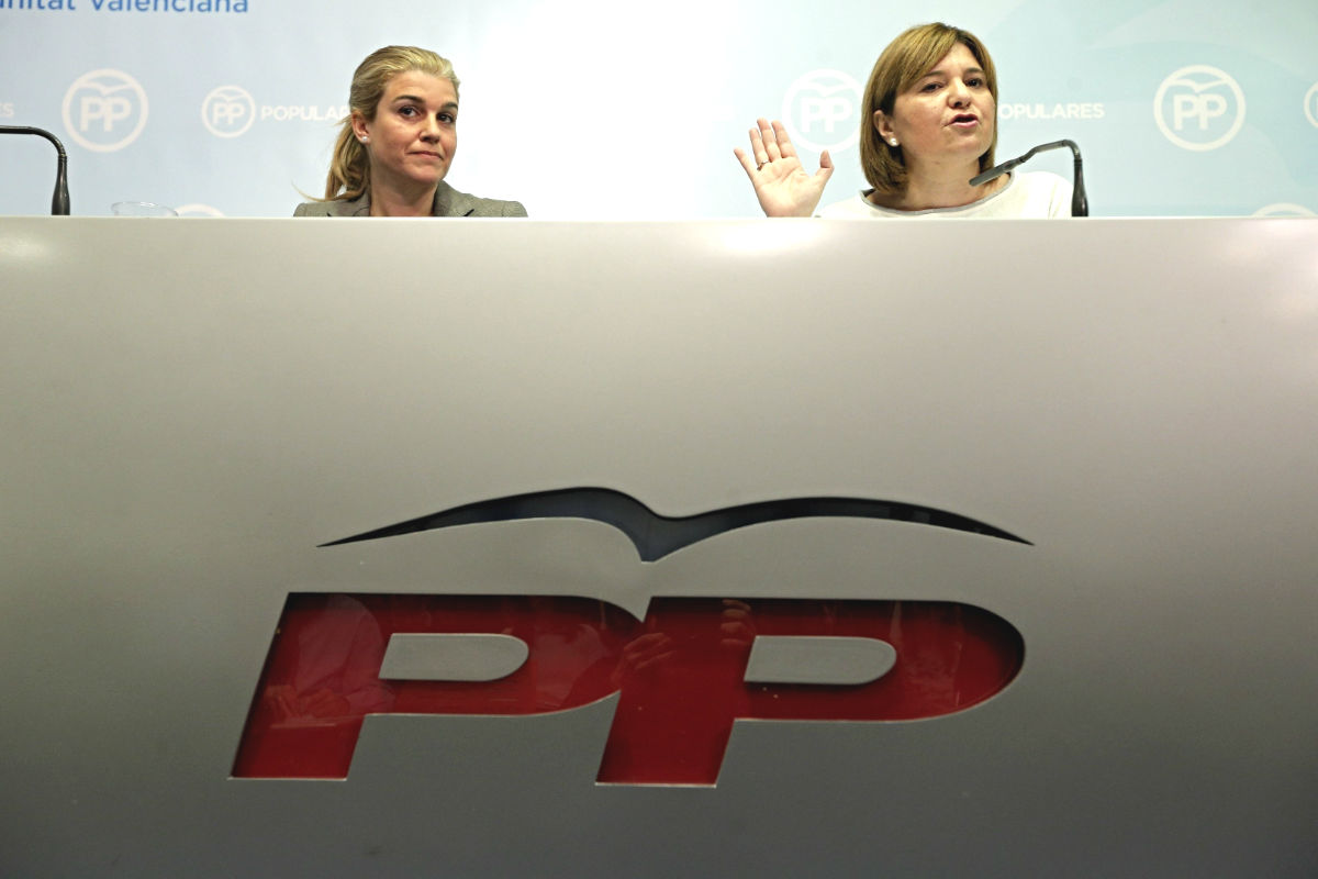 La presidenta del PPCV, Isabel Bonig (d), junto a la coordinadora general del partido, Eva Ortiz,. (Foto: EFE)