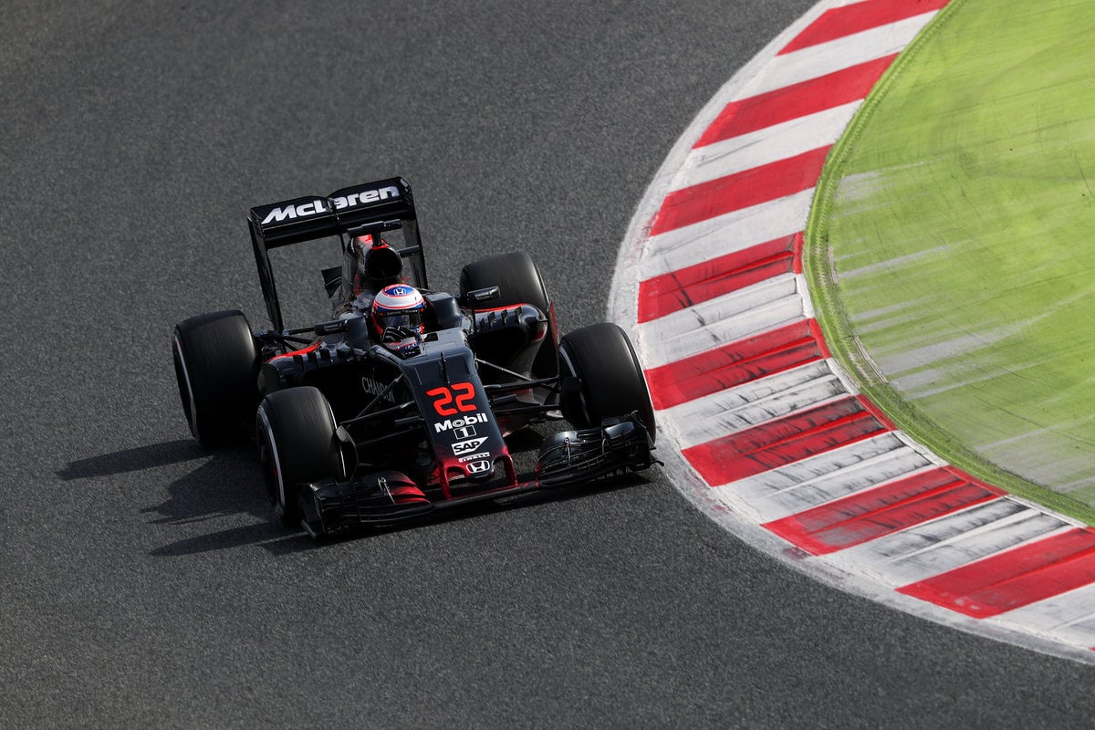 Jenson Button durante la tercera jornada de test en Barcelona (Getty)