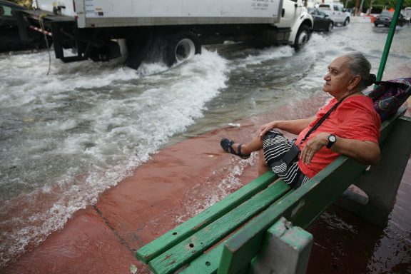 Las inundaciones en zonas urbanas serán cada vez más comunes por la crecida de los niveles marítimos. (Foto: Getty)